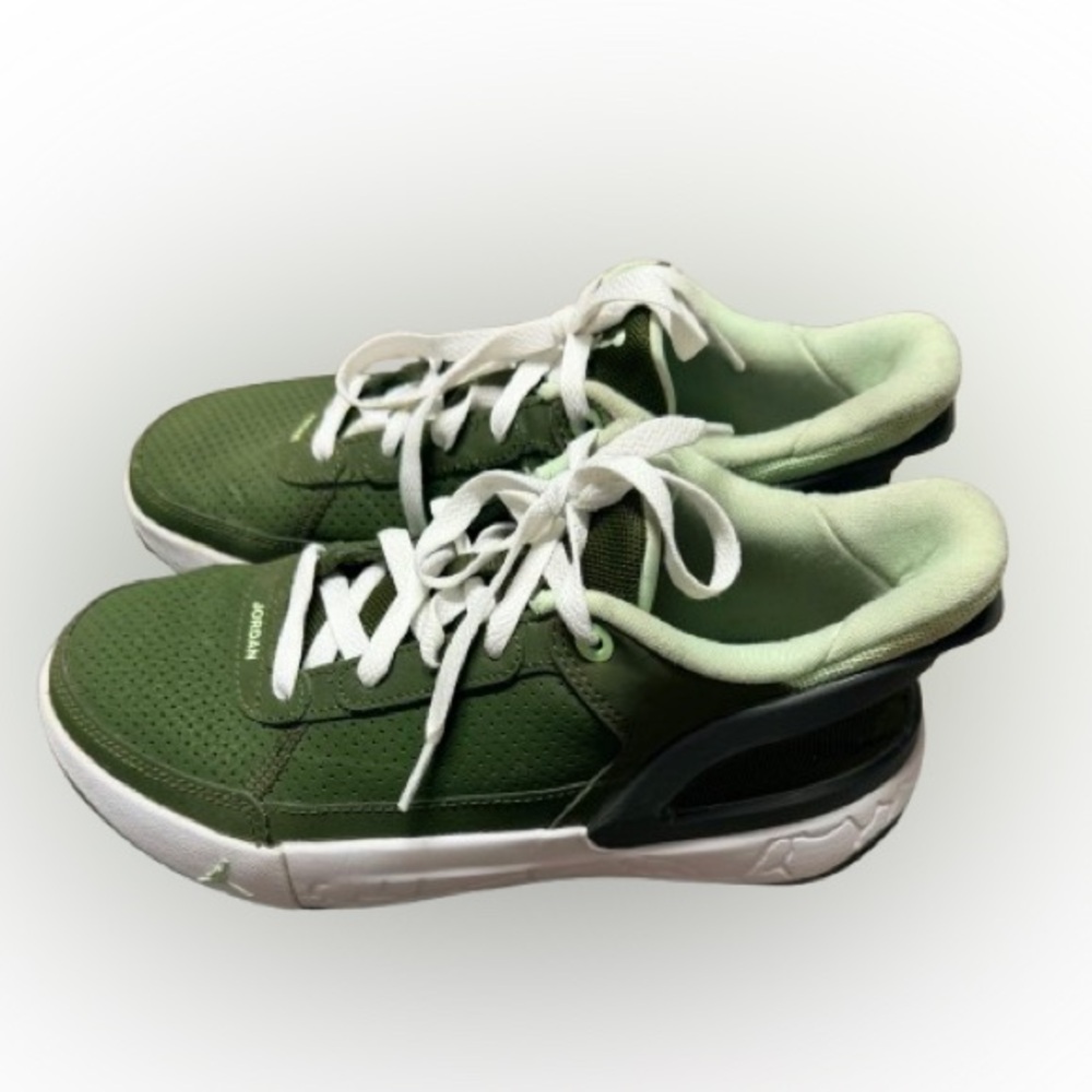Jordan Day 1 EO Green Size Size 4Y
Nice Condition! Minor Flaw-see picture - Picture 2 of 10